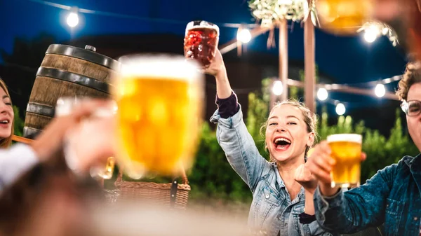 Mujer Feliz Tintineo Tostadas Cerveza Cervecería Bar Restaurante Patio Con — Foto de Stock