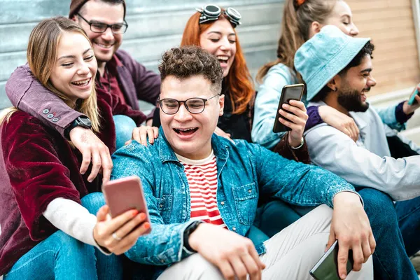 Młodzi Milenijni Przyjaciele Bawią Się Telefonem Komórkowym Kampusie College Yard — Zdjęcie stockowe