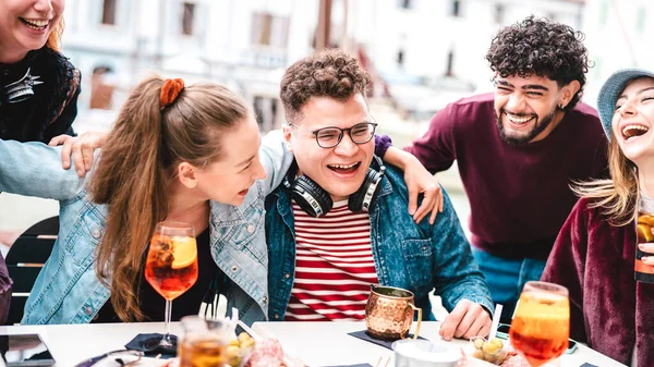 素敵なパブレストランで本物の笑いの瞬間に若い友人 歩道カフェで幸せな時間に一緒に楽しんで多文化の人々とのライフスタイルの概念 中央の男に焦点を当てた鮮やかなフィルター — ストック写真
