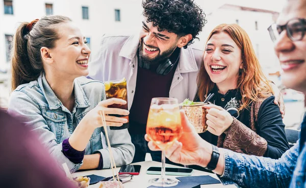 幸せな時間にオープンエアのバーでお酒を楽しむ人々 若い友人と一緒に時間を過ごしているライフスタイルのコンセプト街の歩道の場所でカクテルを共有する フラットヴィンテージフィルター — ストック写真