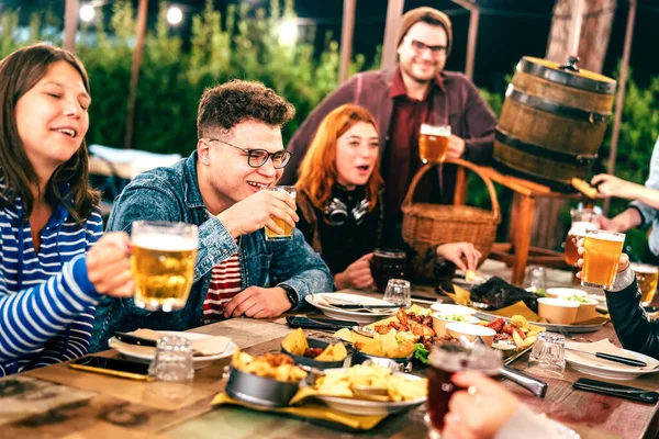 Счастливые Мужчины Женщины Весело Пьющие Пиво Празднике Внутреннем Дворике Социальная — стоковое фото