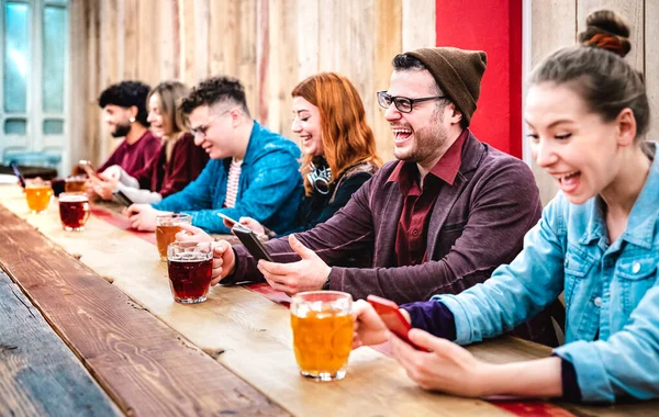 문화적으로 중독된 친구들 맥주를 마시고 양조장 식당에서 스마트폰으로 재미를 사람들 — 스톡 사진