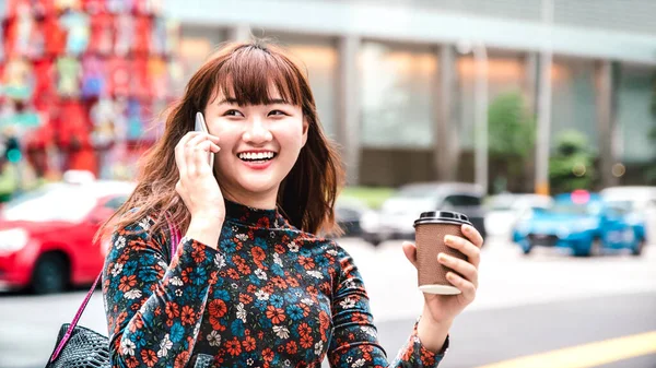 Wanita Asia Muda Yang Menggunakan Ponsel Pintar Jalanan Kota Singapura — Stok Foto