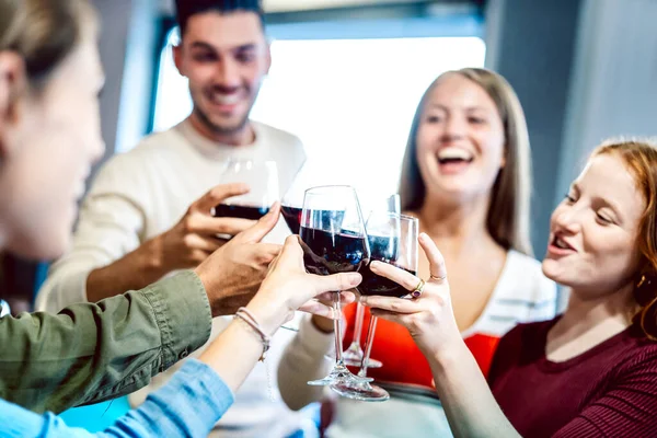 Jóvenes Amigos Multiculturales Bebiendo Brindando Por Vino Tinto Fiesta Casa —  Fotos de Stock