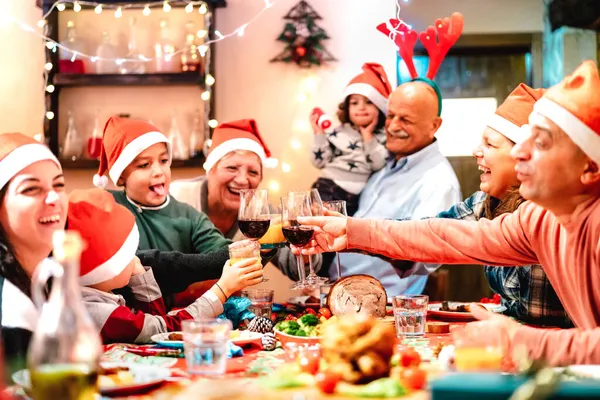 Große Mehrgenerationenfamilie Stößt Beim Weihnachtsessen Winterferienkonzept Mit Eltern Und Kindern — Stockfoto