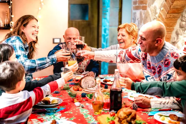 Keluarga Besar Yang Bahagia Bersenang Senang Pesta Makan Malam Natal — Stok Foto