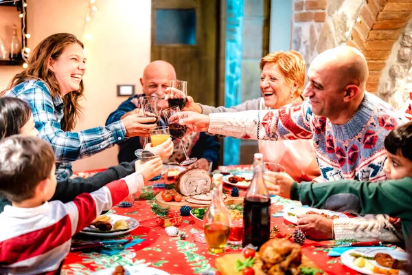Μεγάλη Χαρούμενη Οικογένεια Που Διασκεδάζει Στο Χριστουγεννιάτικο Δείπνο Πρωτοχρονιά Και Royalty Free Εικόνες Αρχείου