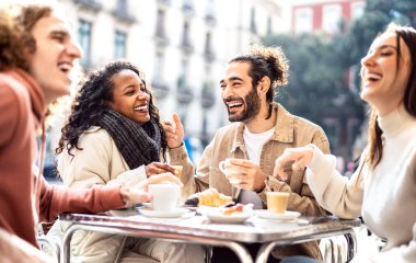 İnsanlar kafeteryada cappuccino içip sohbet ediyorlar ve eğleniyorlar - Kafe dehor 'da mutlu erkek ve kadınlarla yaşam tarzı konsepti - Ilık, parlak bir filtre