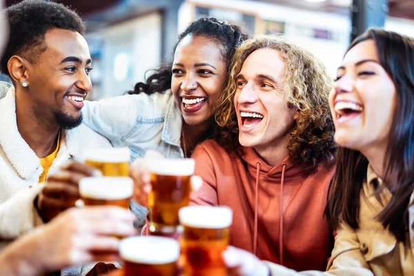 Amigos Hipster Multiculturales Bebiendo Brindando Cerveza Restaurante Del Bar Cervecería — Foto de Stock