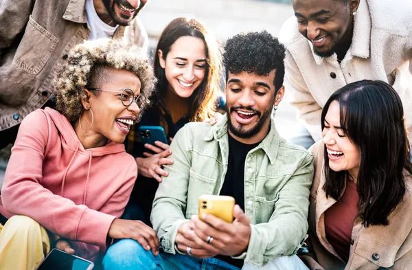 Multikulturní Přátelé Baví Mobilním Telefonem Kolejích Kampusu Mladí Muži Ženy — Stock fotografie