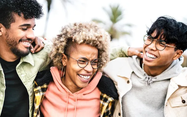 Multiculturele Vrienden Wandelen Reislocatie Life Style Concept Met Leuke Jongens Rechtenvrije Stockfoto's