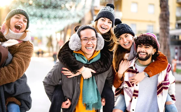 Glückliche Multikulturelle Freunde Die Huckepack Winterreiseort Unterwegs Sind Alltagskonzept Mit Stockbild