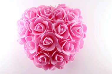 Pembe kalp ve narin gül çiçekleri