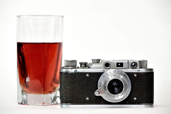 相机和杯酒 免版税图库图片