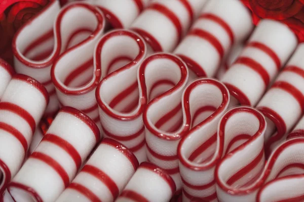 Caramelo de cinta de Navidad rojo y blanco de menta tradicional —  Fotos de Stock