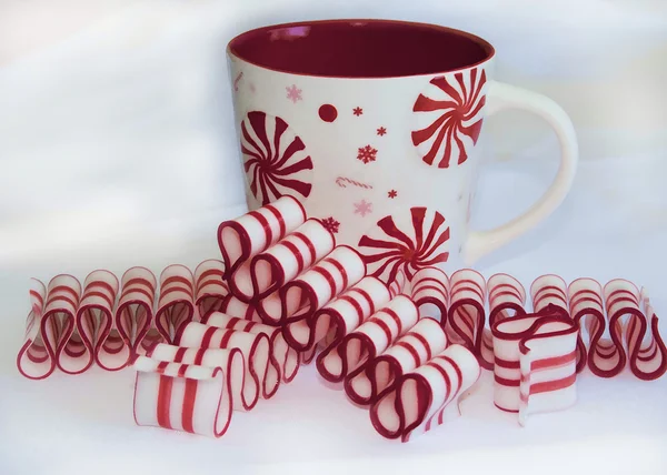 Feiertagsband Bonbons und festlicher Weihnachtsbecher — Stockfoto