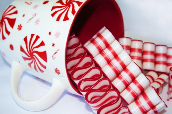 A Cup Full of Old Fashioned Peppermint Christmas Ribbon Candies — Stock Photo, Image