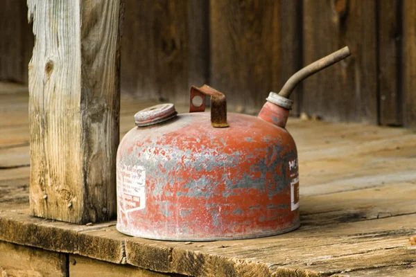 Lata de gas de metal rojo vintage — Foto de Stock