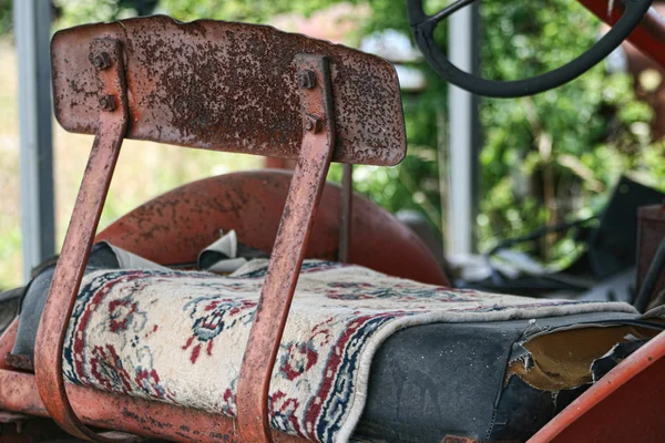 老式拖拉机座椅和波斯地毯 — 图库照片