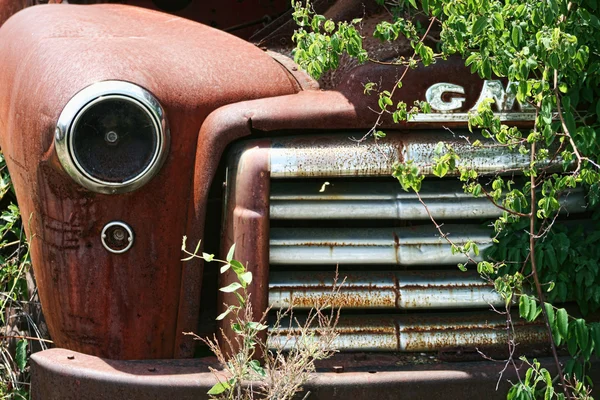 폐 차장에서 오래 된 빈티지 빨간 트럭 — 스톡 사진