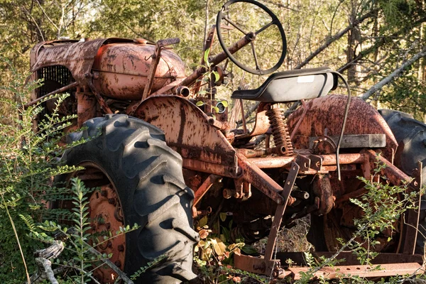 旧复古橙色的拖拉机在垃圾场 — 图库照片