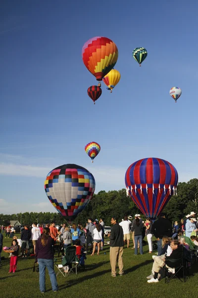 Balões de ar quente coloridos decolando — Fotografia de Stock