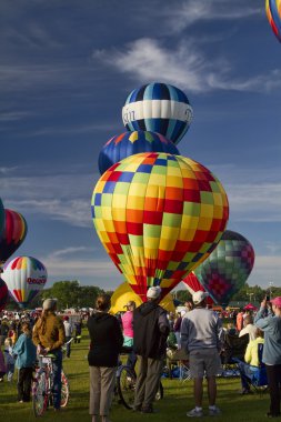 renkli sıcak hava balonu lift off 6