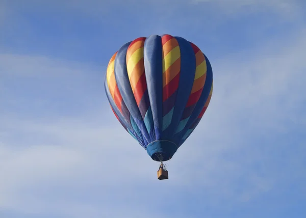 Żeglarstwo kolorowy balon na gorące powietrze — Zdjęcie stockowe