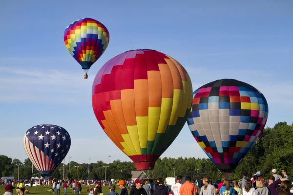 Globo colorido del aire caliente se levanta apagado 5 — Foto de Stock