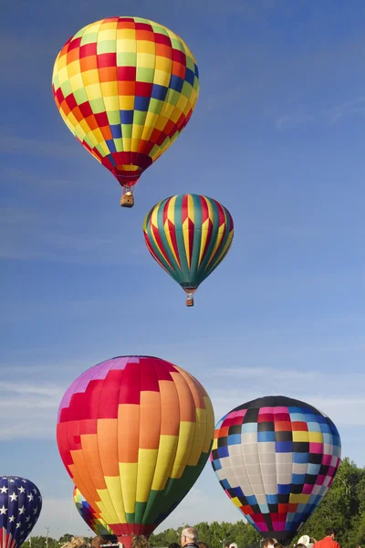 Globo de aire caliente colorido se levanta apagado — Foto de Stock