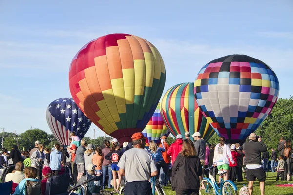 Globo colorido del aire caliente levanta apagado 3 — Foto de Stock