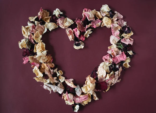 Een hart gemaakt van rozenblaadjes. — Stockfoto