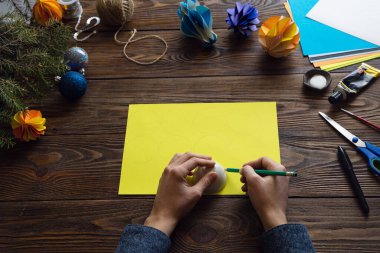 Kağıtlar bal peteği şeklinde süsler..