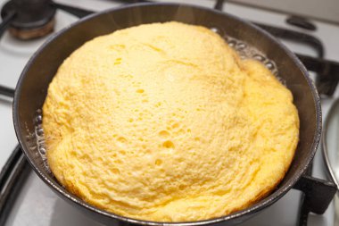 Kızartma tavasında taze yapılmış omlet