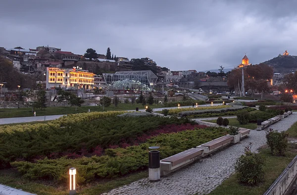 Βράδυ της Τιφλίδας. Γεωργία. θέα από την γέφυρα στην παλιά πόλη — Φωτογραφία Αρχείου