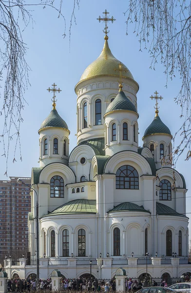 People stand at the Church of St. Sergius of Radonezh. Lighting cakes. Moscow. solntsevo — Stock Photo, Image