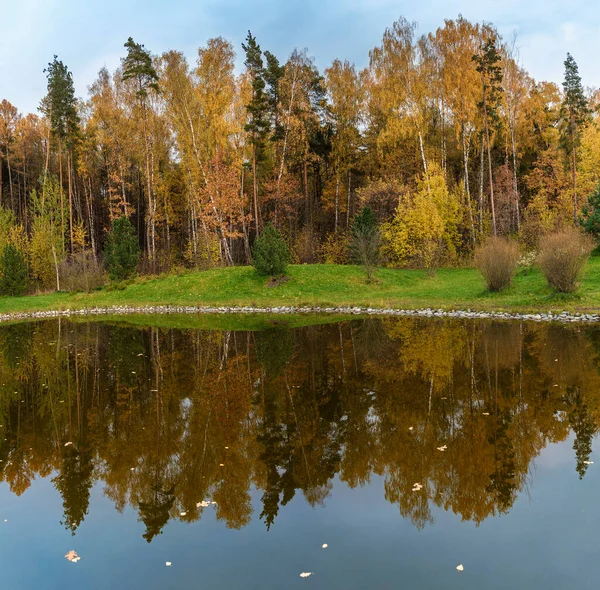 Región Moscú Otoño Dorado Hermoso Paisaje Otoñal Con Reflejo Árboles —  Fotos de Stock