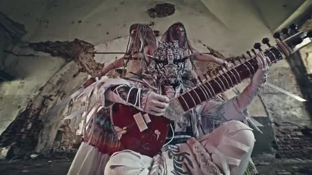 Orientaliska Dansare Gudinnor Dansar Templet Utomjordisk Musiker — Stockvideo
