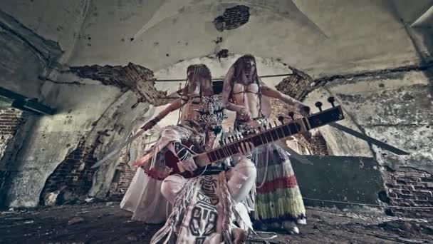 Восточные Танцоры Богини Танцуют Храме Инопланетный Музыкант — стоковое видео
