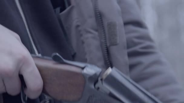 Penembak Menembak Dari Pistol Hutan — Stok Video