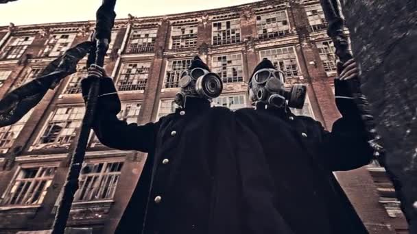 Soldaten Gasmaskers Achtergrond Van Gebouwen — Stockvideo