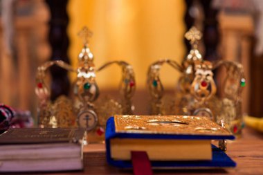 Ukrayna 'nın Khorytsya adasındaki Zaporozhian Sich' teki eski bir kilisede düğün hazırlığı. Başında taç var.