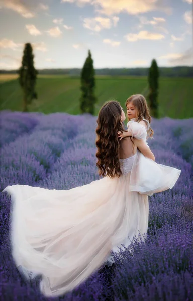 Little Girl Mother Long Flowing Hair Standing Her Mothers Daughter — Stock Photo, Image