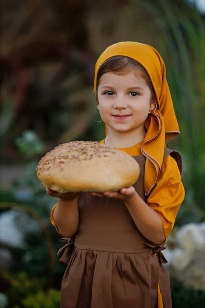Маленькая Украинка Ярко Оранжевом Шарфе Коричневом Платье Держит Буханку Хлеба — стоковое фото