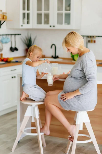 Little Girl Mom Young Girl Pregnant Blonde Poured Drink Milk — Stock Photo, Image