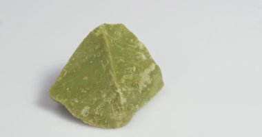 Opal ungvarit. Beyaz arka planda rotasyon. Doğal mineral.