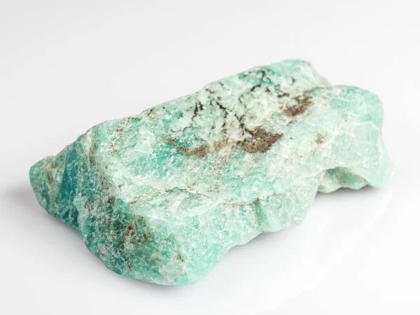 Beyaz arka planda Amazonite. Egzotik süs taşı. — Stok fotoğraf