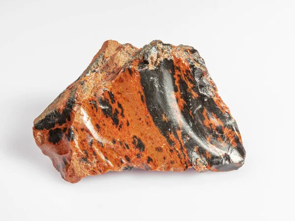 Obsidian maun ağacı. Cahil kaya. Beyaz arka plan. Magma camı..