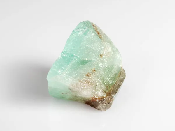 Зеленый кальцит на белом фоне. Обычный минерал. Орнаментальный камень. Стоковое Фото