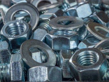 Bir grup civata, fındık ve conta kapanıyor. Fasteners.